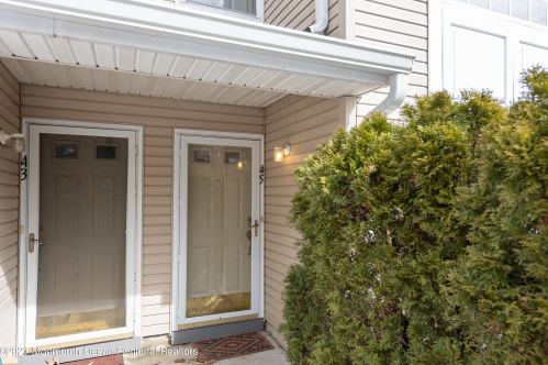 45 Phoenix Ct, Tinton Falls, NJ 07712-7772