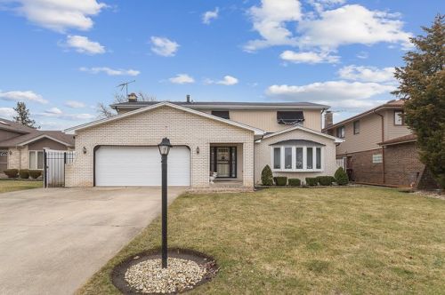 15749 Arroyo Dr, Oak Forest, IL 60452-2913