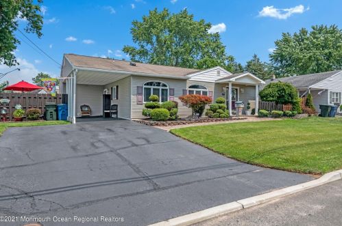 8 Richard St, Hazlet, NJ 07730-2010