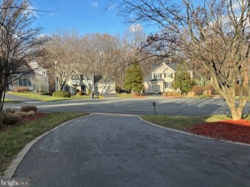 3909 Leaf Lawn Ln, Woodbridge VA  22192-4901 exterior