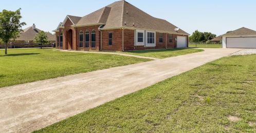 1687 Sportsman Ln, Van Alstyne, TX 75495-8177