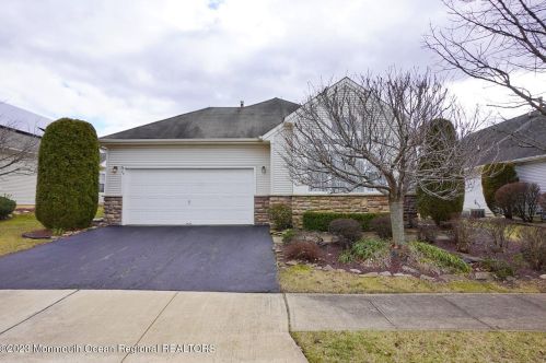 26 Eleanor Rd, Lakehurst, NJ 08759-6000