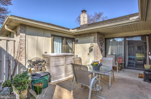 48 Valleybrook Dr, Lancaster PA  17601-4618 exterior