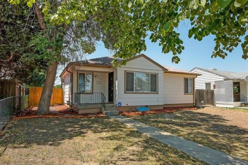 1673 Kingston St, Denver, CO 80010-2505