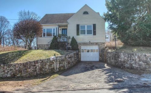 30 Crescent St, Huntington CT  06484-4139 exterior