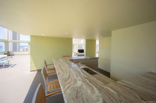 2452 Tusitala St, Honolulu HI  96815-3154 exterior