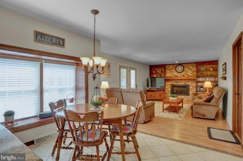 202 Suncrest Rd, Lancaster PA  17601-4835 exterior