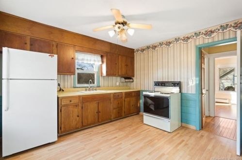 72 Flanders Rd, Niantic CT  06357-1525 exterior