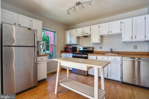 926 Barton Oaks Pl, Herndon, VA 20170-3440
