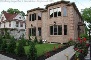 19 Myrtle Ave, Edgewater, NJ 07020-1404