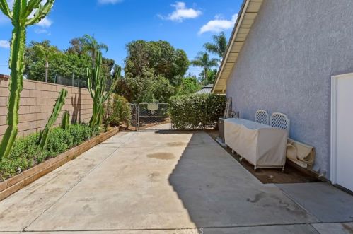 1678 Southport Dr, Riverside CA  92506-5449 exterior