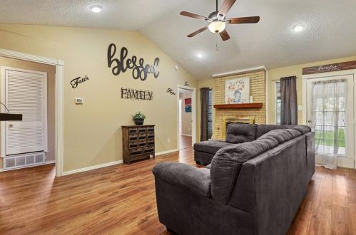 7632 Terry Dr, Fort Worth TX  76180-6270 exterior