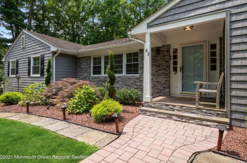 42 Stork Ct, Middletown, NJ 07748-2952