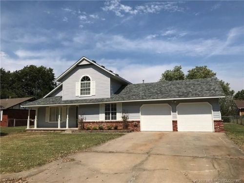 1404 Paradise Ct, Claremore, OK 74017-2430