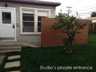 1352 Hudson Ave, Los Angeles CA  90019-3013 exterior