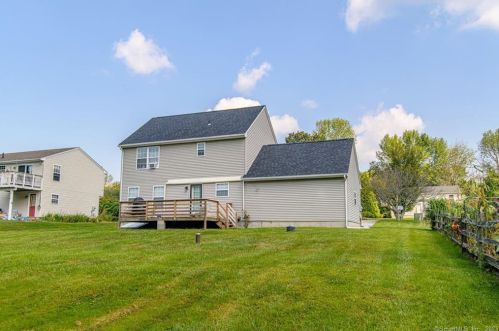 15 Bartlett Meadow Dr, Killingly CT  06241-1847 exterior