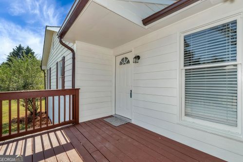 369 Meadow Trace Dr, Auburn, GA 30011-2800