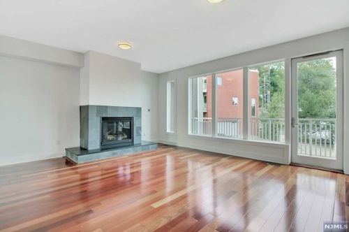 1 Vela Way, Edgewater NJ  07020-1563 exterior