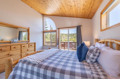 13610 Hillside Dr, Truckee CA  96161-6867 exterior