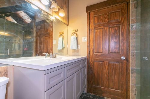 15062 Donnington Ln, Truckee CA  96161-1136 exterior