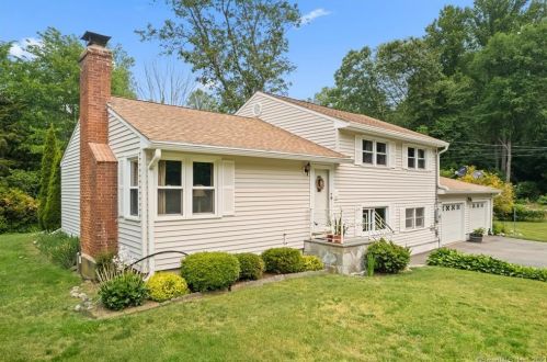 15 Norman Dr, Gales Ferry, CT 06335-1517