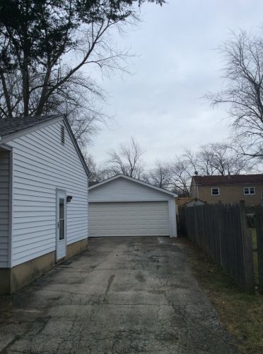 2741 Pawnee Rd, Waukegan, IL 60087-3629