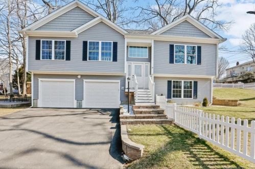 21 Manton St, Huntington, CT 06484-5517