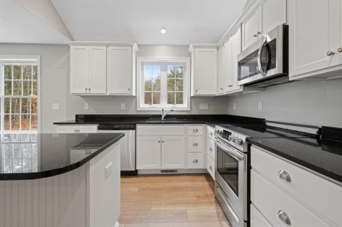 44 Richmond Dr, Concord, NH 03303-1944