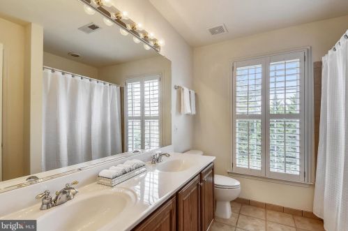 7112 Ayers Meadow Ln, Springfield VA  22150-4915 exterior