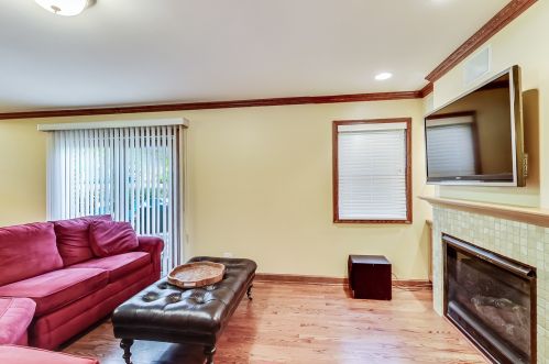 206 Hackberry Dr, Arlington Hts, IL 60004-1550