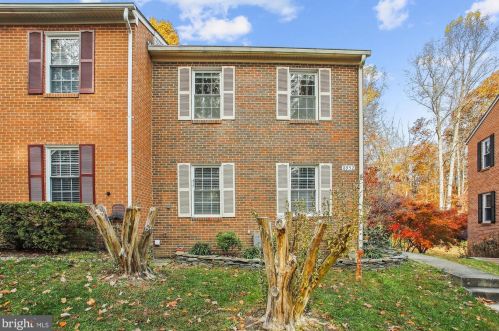 8952 Astongale Ct, Springfield VA  22152-2144 exterior