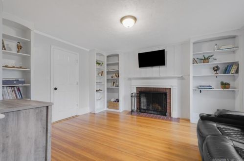 92 West St, Windsor Locks CT  06096-1813 exterior
