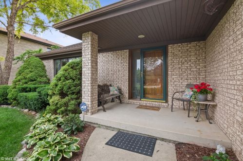 2109 Prendergast Ln, Mount Prospect, IL 60056-3568