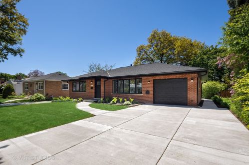 28 Pine St, Mount Prospect, IL 60056-2435