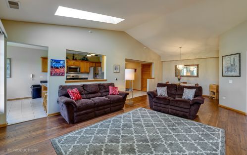 6749 Pointe Dr, Tinley Park, IL 60477-5152