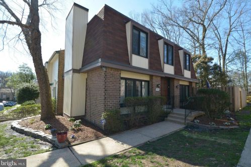 6012 Forrest Hollow Ln, Springfield, VA 22152-1417
