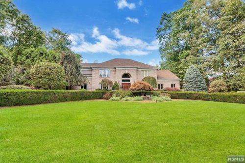 26 Hampshire Rd, Mahwah, NJ 07430-2561