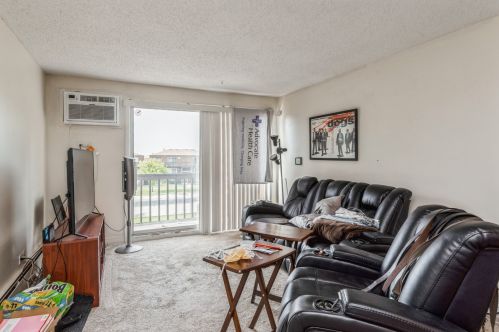 105 Boardwalk St, Elk Grove Vlg, IL 60007-3695