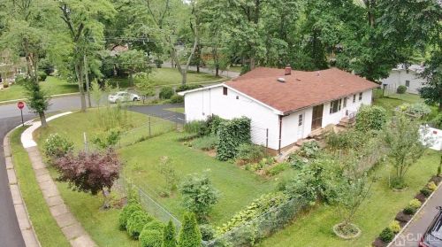 2 Malibu Dr, Edison, NJ 08820-2754