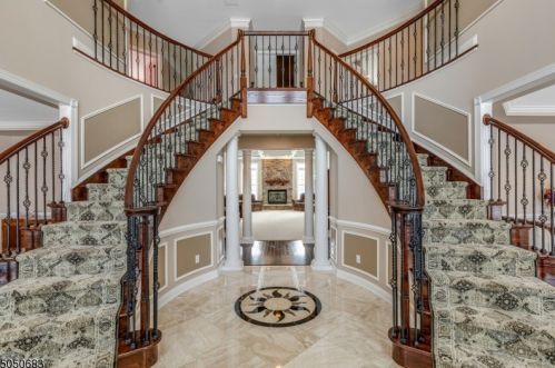 2 Fieldview Dr, Sparta, NJ 07871-2744
