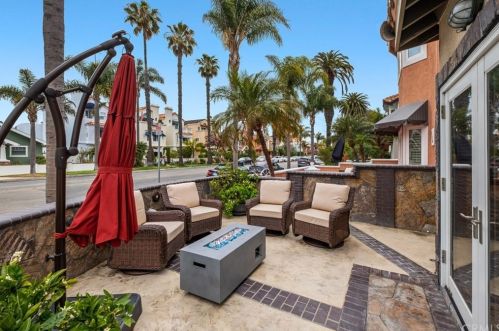 502 10th St, Huntington Beach, CA 92648-4002