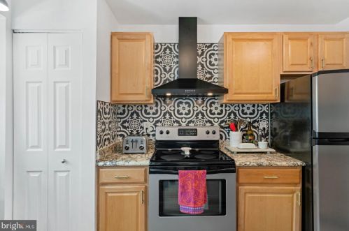 6431 Franconia Ct, Springfield VA  22150-1204 exterior