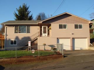 90 Veys Dr, Kelso, WA 98626-3934