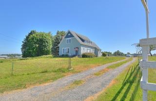 6742 Kickerville Rd, Ferndale, WA 98248-5400