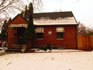 926 24th St, Moline, IL 61265-2226
