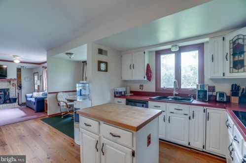 11501 Chapel Rd, Clifton, VA 20124-1905