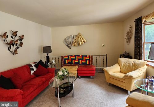 911 Dallas Dr, York, PA 17406-8671