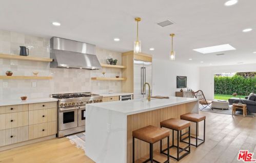 13934 Peach Grove St, Van Nuys CA  91423-1939 exterior