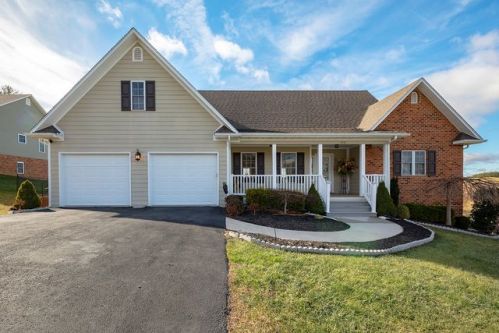 106 Carriage Dr, Meadowcreek, VA 24333-1930