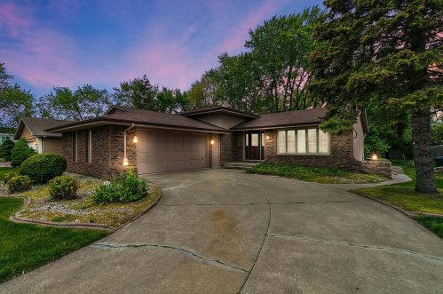 9436 Verbena Dr, Hammond, IN 46321-3516